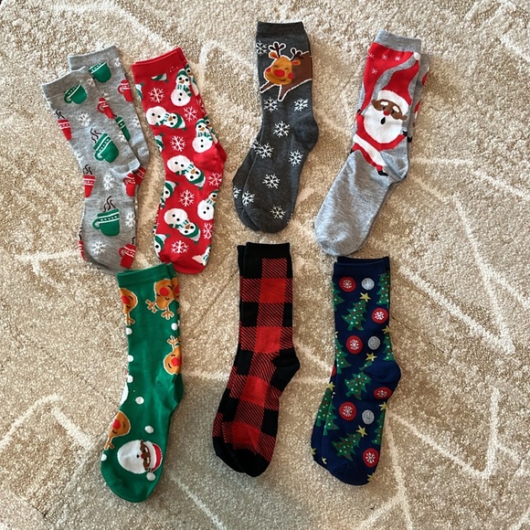 Set of Seven Pair of Assorted Christmas Crew Socks NWOT Fits Women Size 4-10 - Picture 3 of 3
